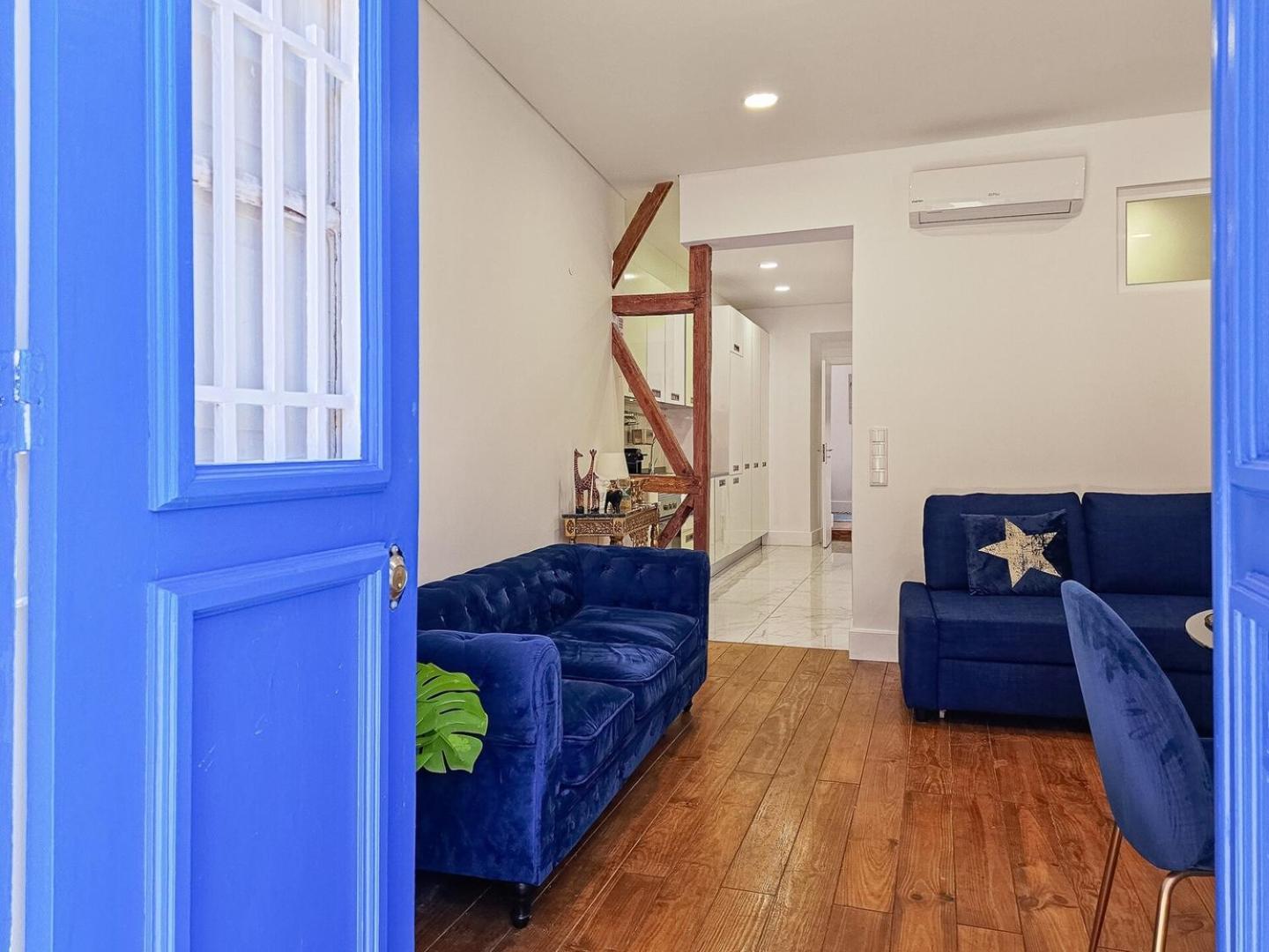 Like A Typical Portuguese House With Private Patio Lissabon