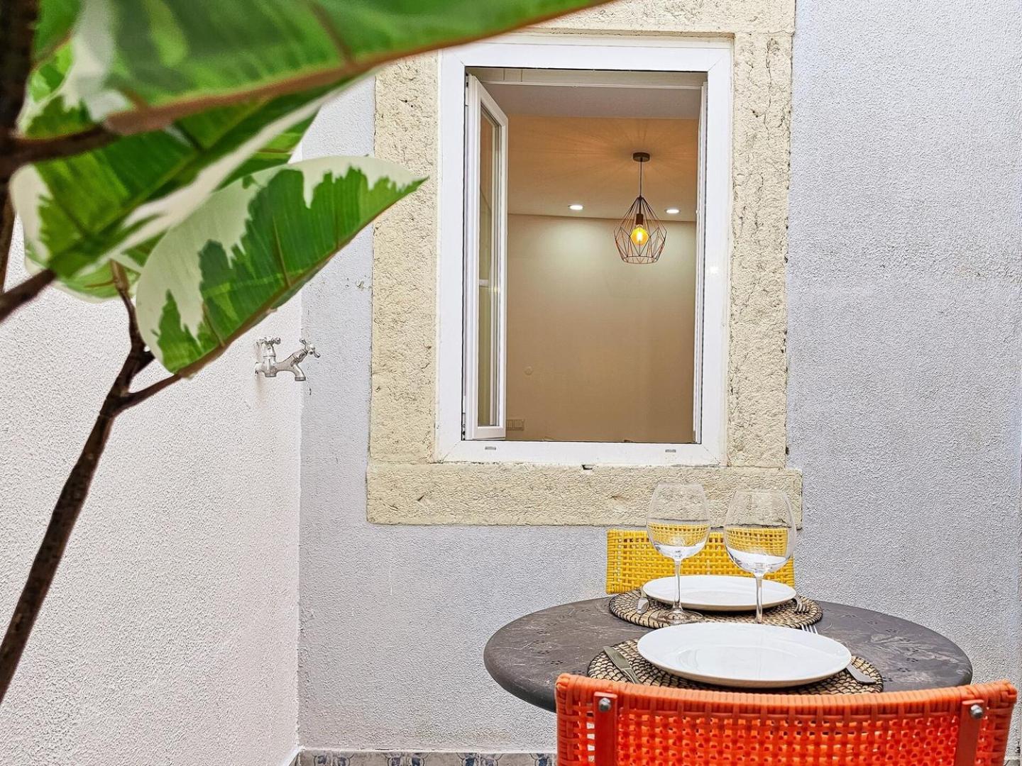 Like A Typical Portuguese House With Private Patio Lissabon